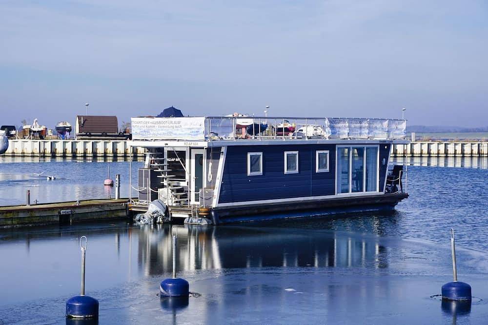 Houseboat Lydia - Moored houseboat in the harbor of Gager - Houseboat Lydia in Gager, Mönchgut