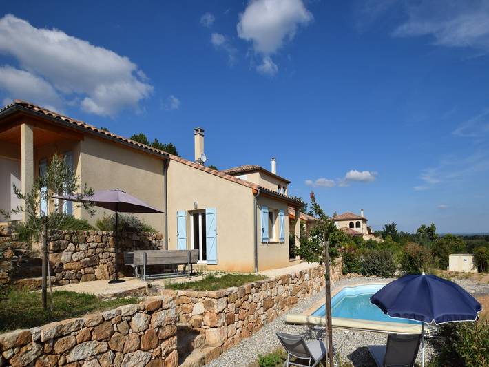 Location de vacances pour 6 personnes, avec Terrasse ainsi que Jardin et Piscine à Joyeuse