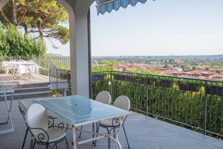 Room 'Stanza in Villa Magica' with Wi-Fi and Air Conditioning in Credaro, Prealpi Bergamasche Orientali