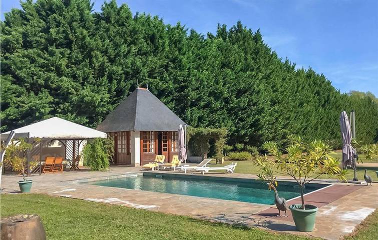 Location de vacances pour 10 personnes, avec piscine ainsi que terrasse et jardin à Fontaine-Guérin - 2