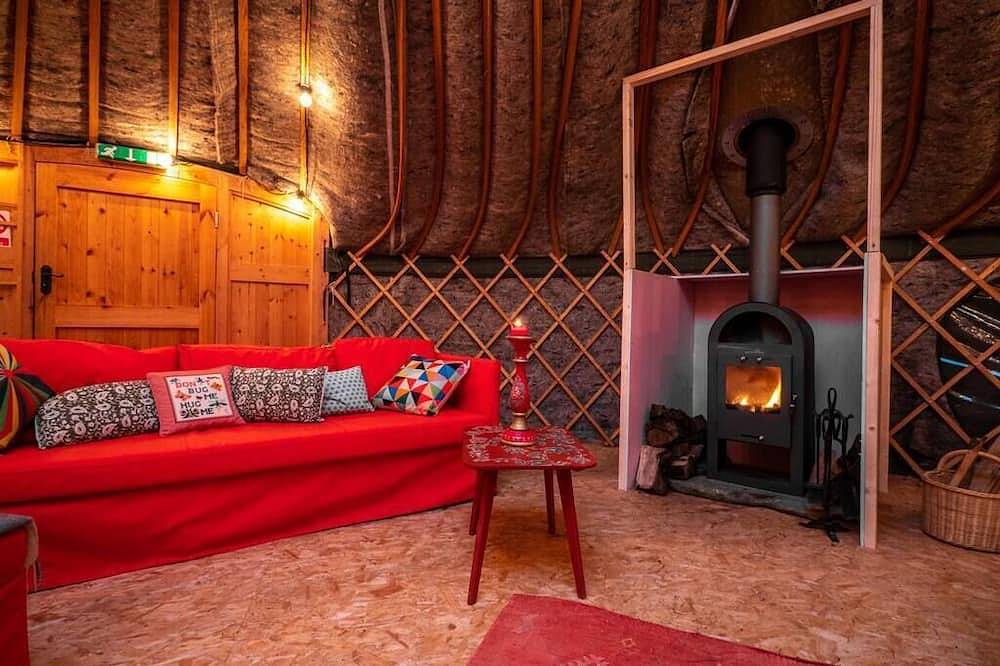 Entire apartment, Beautiful Giant Glamping Yurt: Sleeps 8 in North Lincolnshire