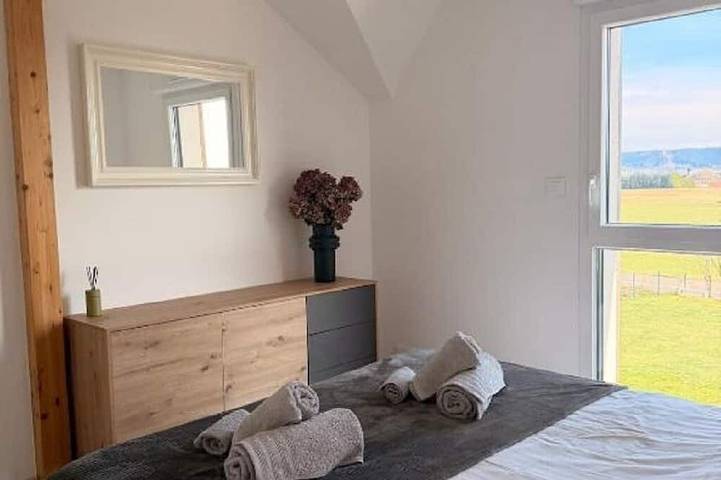Spacious Accommodation for 6 People•Near Switzerland • Parking + Wi-Fi in Frasne, Französischer Jura