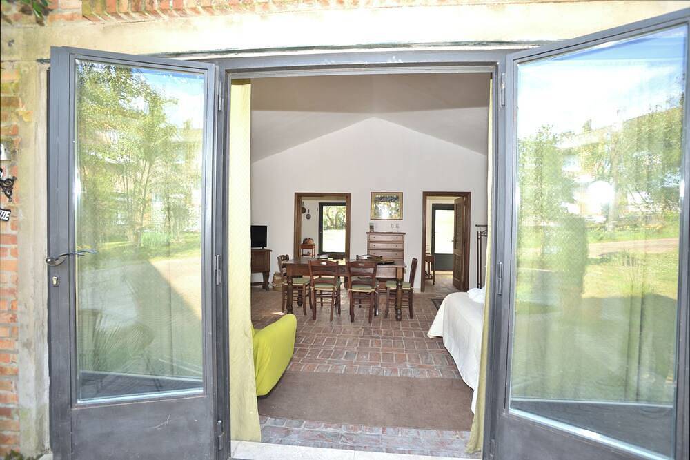 Mini house with park, in the province of Siena, btw Valdichiana and Val d'Orcia in Sinalunga, Chianti