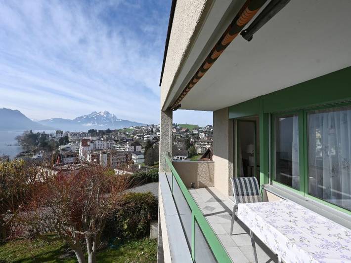 Ferienwohnung für 4 Personen, mit Balkon und Pool sowie Sauna und Seeblick in Weggis