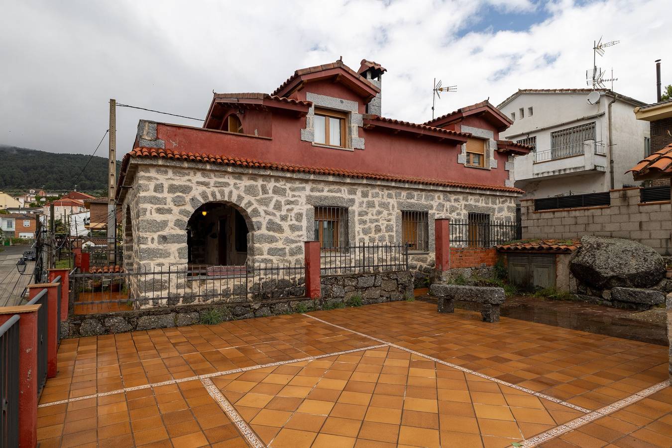 « El Mirador De La Reina » : Vue Montagne, Terrasse Privée et Climatisation in El Tiemblo, Région d'Ávila