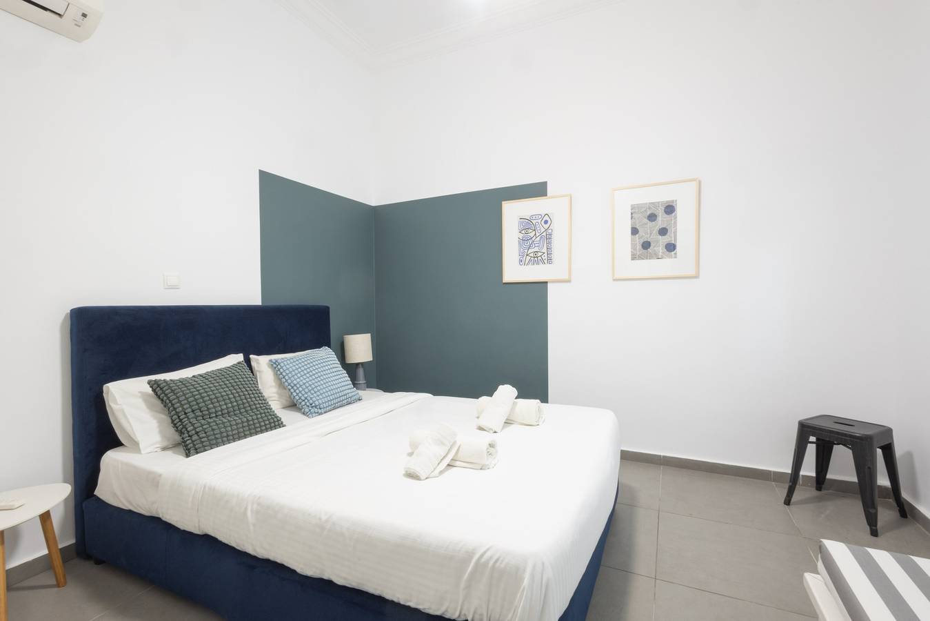 Renovated (2025) 4 Bdr House near Acropolis - New Beds, Terrace & Green Yard in Neos Kosmos, Atenas