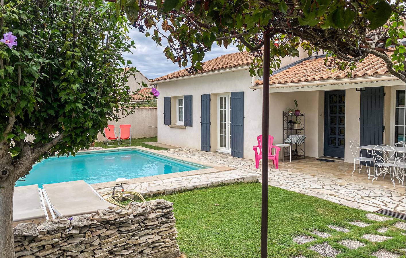 Appartement de 90m2 : Piscine, Parking, Proche d'Avignon in Les Angles (Gard), Région de Nîmes