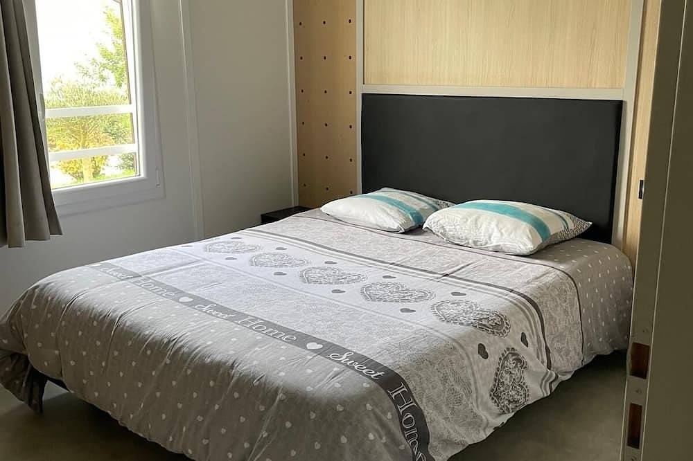 Comfortable 6-person, 3-bedroom chalet close to the Megaliths and beaches in Marzan, Côte des Mégalithes