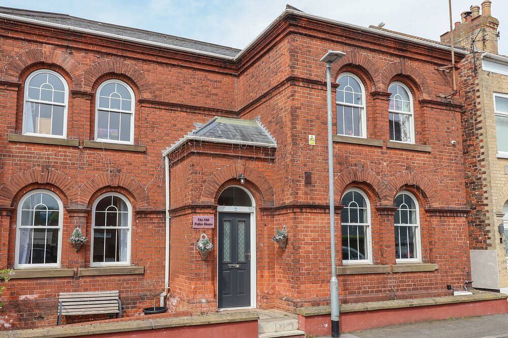 The Old Station House, pet friendly, with hot tub in Withernsea in Withernsea, Östliches Yorkshire