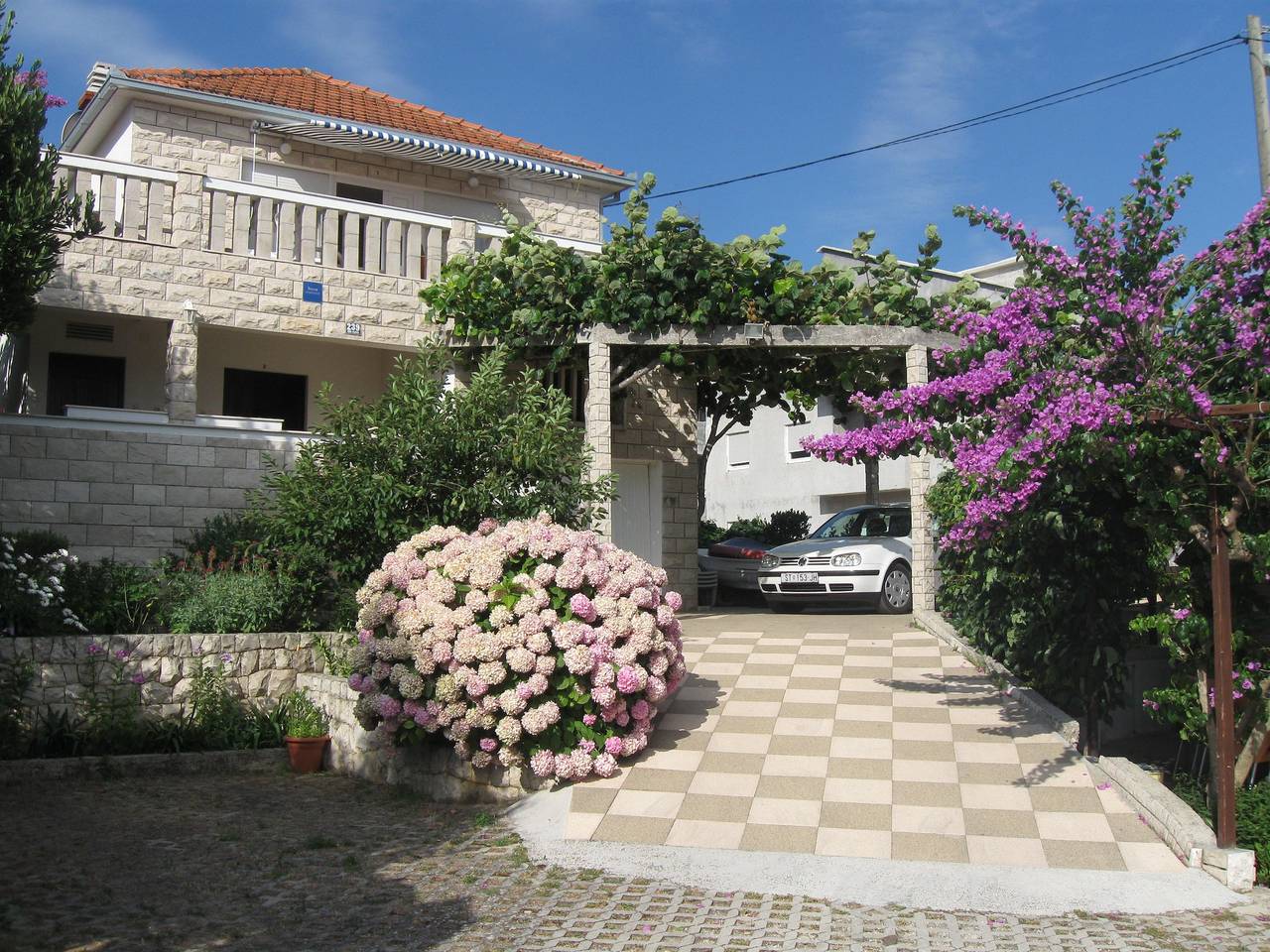 Ganze Wohnung, 1-Zimmer-Ferienwohnung mit Terrasse und Meerblick Slatine, Ciovo A-17456-c in Ciovo
