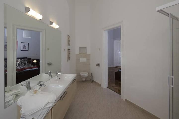 Appartement entier, 3 chambres et 3 salles de bain, immense, parking gratuit, centre-ville pour les familles et les groupes in Budapest, Danube-Ipoly National Park