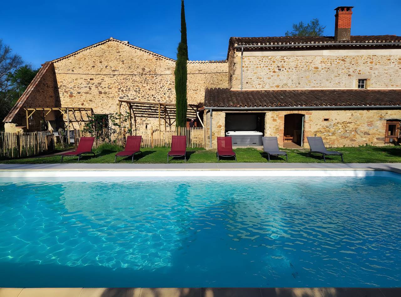 Gîte Fleur De Pastel - 4 Épis - avec piscine privée, terrasse et Wi-Fi in Saint-Genest-de-Contest, Région de Castres