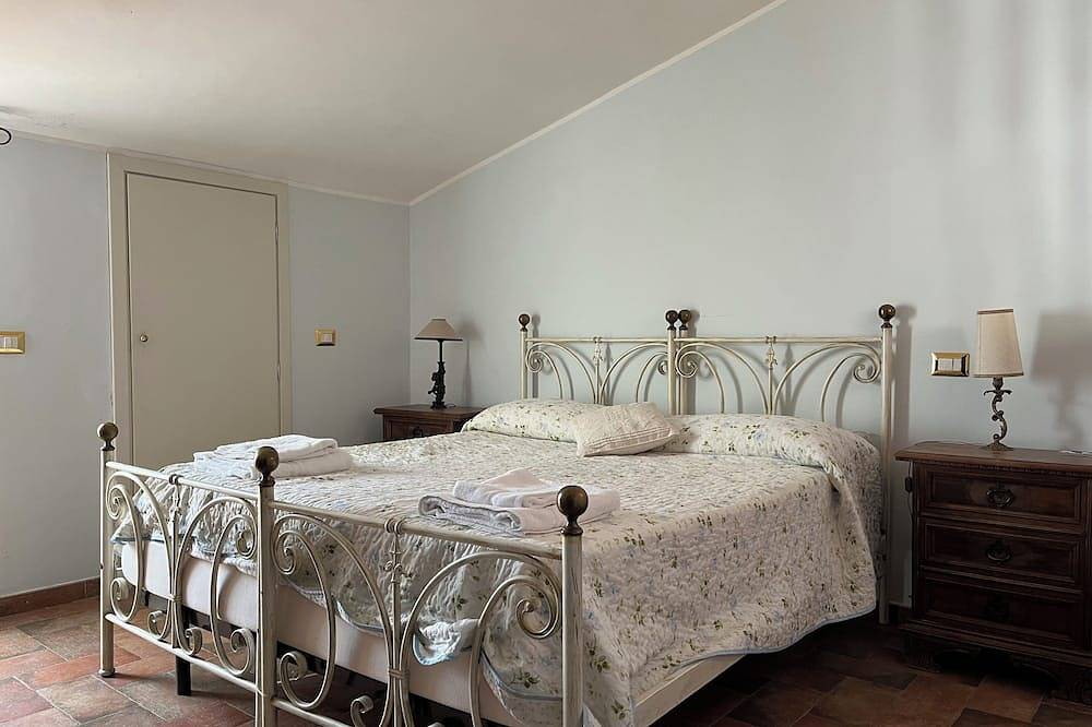 Villa Felici - Five Bedroom Villa, Sleeps 15 in Giuliano di Roma, Frosinone Provinz