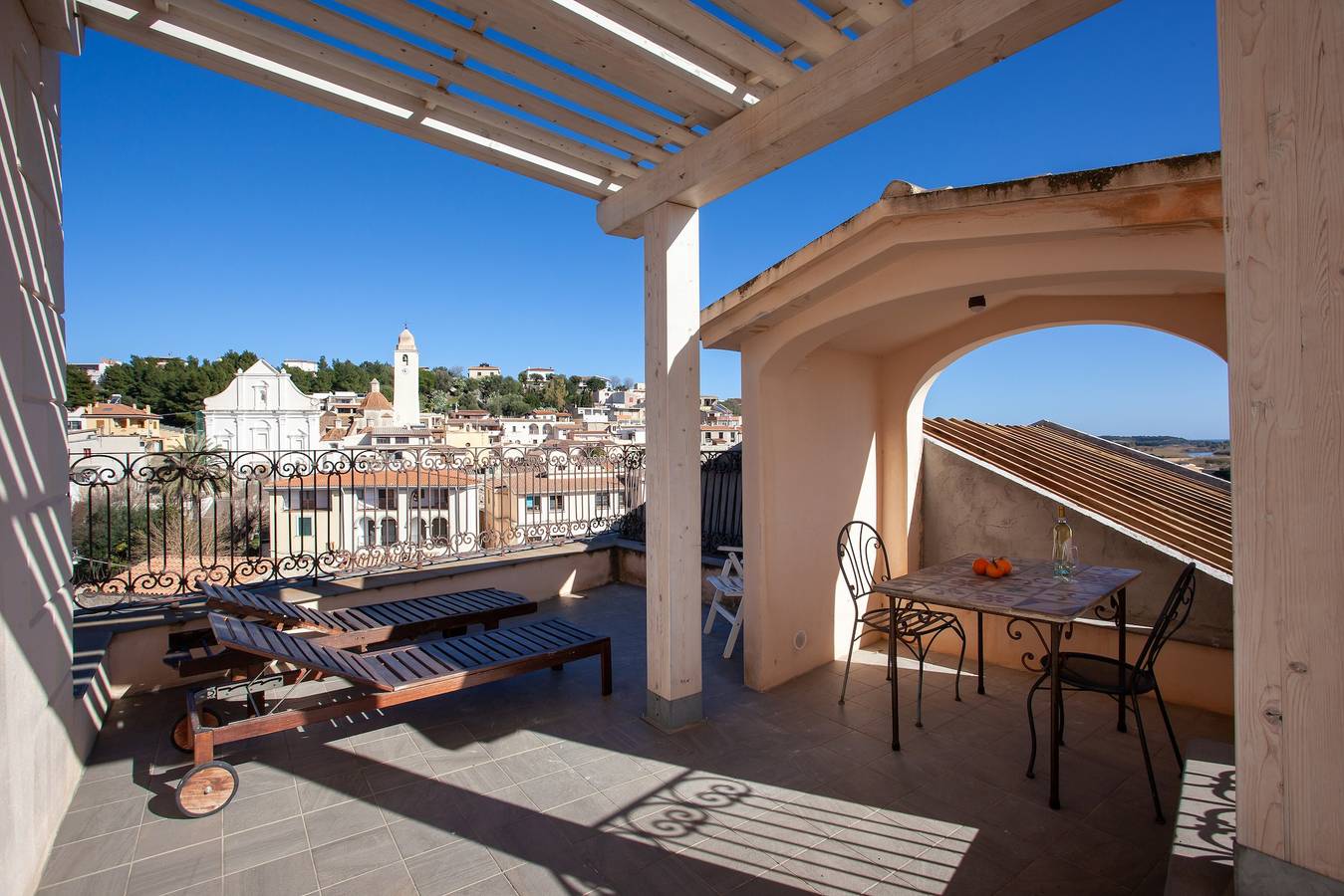 Ganze Wohnung, Ferienwohnung "Hora Est" mit Meerblick, Terrasse, Wlan und privatem Parkplatz in Orosei, Golf von Orosei