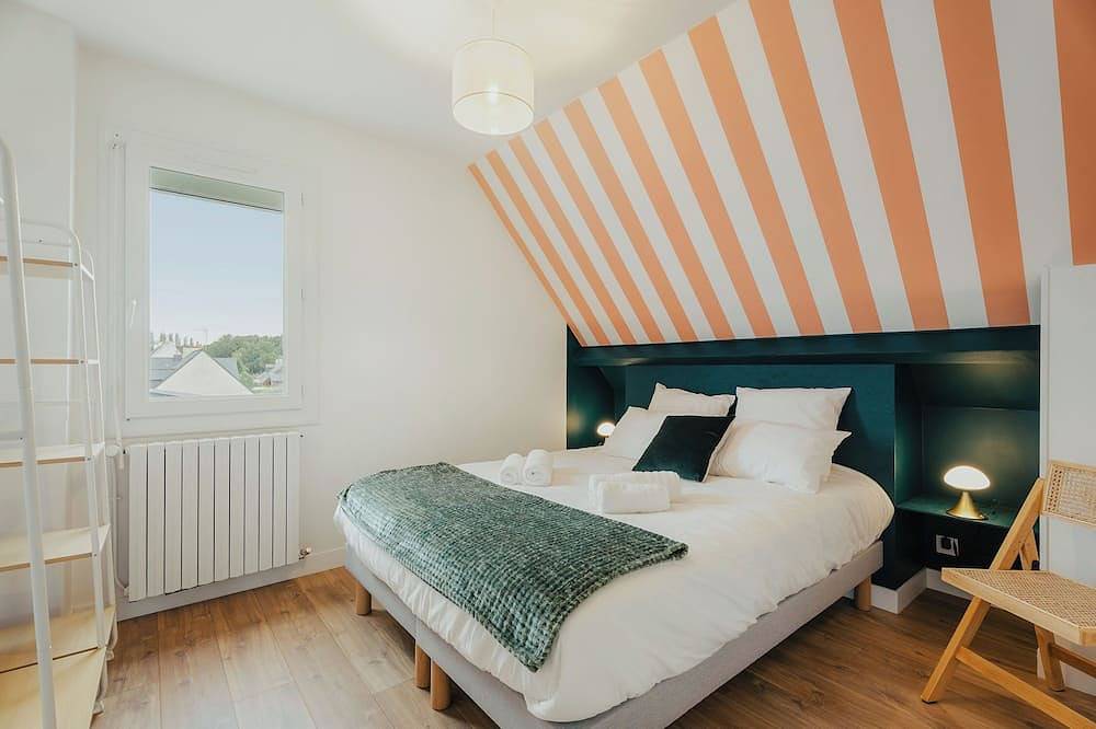 Beautiful house for 12 with large garden near Dinard, St-Malo, pets allowed in Pleurtuit, Saint-Malo region