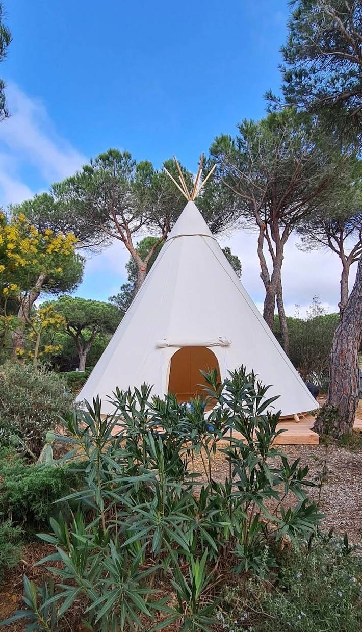 Gîte pour 2 personnes, avec terrasse ainsi que jacuzzi et bassin pour enfant à Bizanet