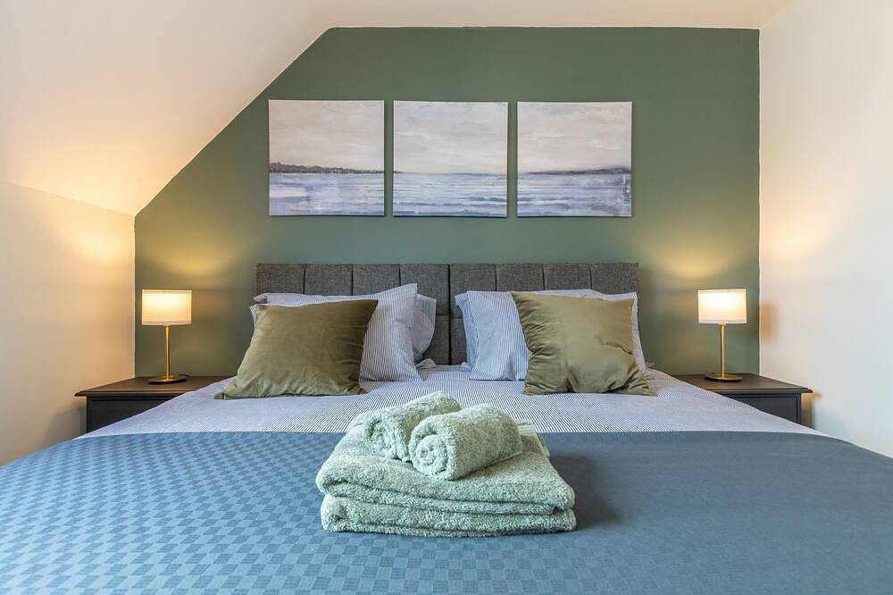 4 Bed City House With Private Garden and Parking in Winchester, South Downs