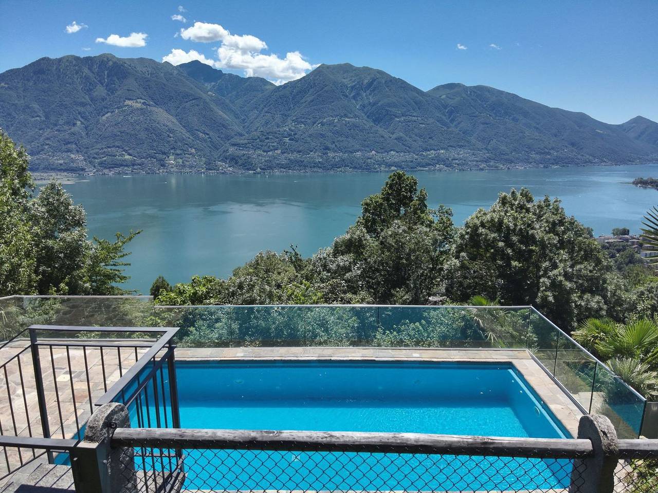 Grosszügiges, sehr gepflegtes Anwesen mit Schwimmbad und schöner Gartenanlage in Minusio, Tessiner Alpen