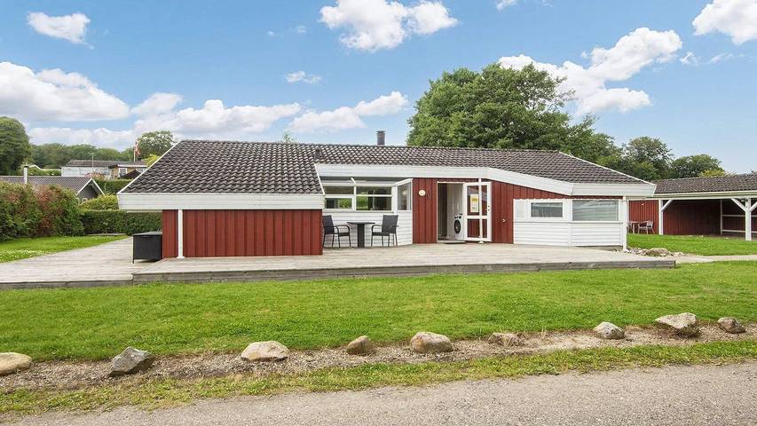 Ferieudlejning for 6 personer, med sauna og have samt terrasse i Binderup Strand