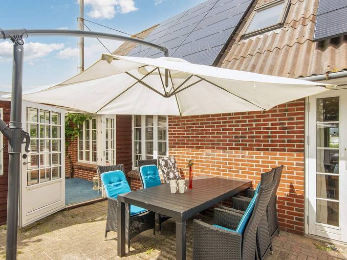 Ferieudlejning for 12 personer, med terrasse og have, husdyr tilladt i Thyborøn