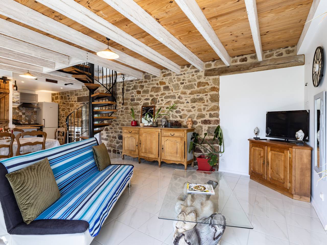 Maison Vintage de Kerlipot avec terrasse privée, jardin partagé et Wi-Fi à Ploubezre in Ploubezre, Ceinture Dorée