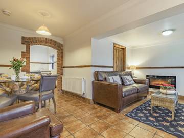 Log Cabin for 4 People in Staffordshire, Midlands, Photo 4