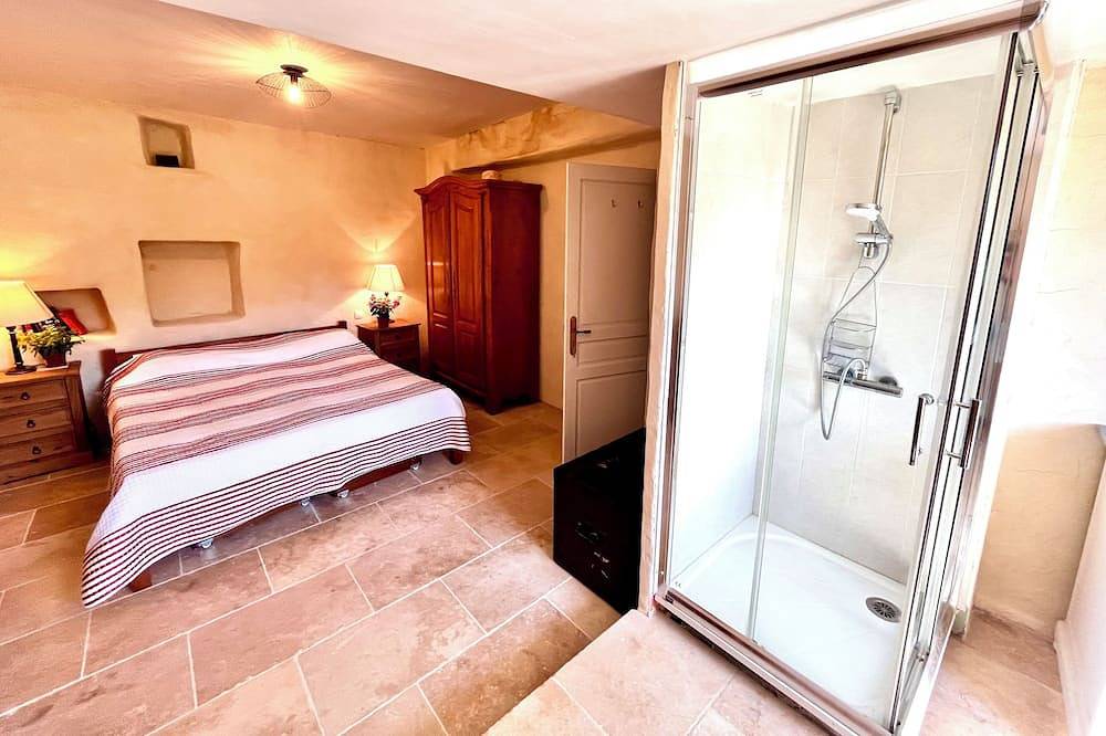 Charming stone house on the borders of Provence and moments from Uzes in Saint-Hippolyte-de-Montaigu, Nimes und Umgebung