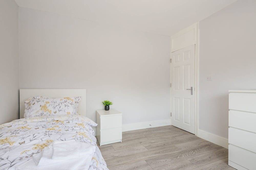 Spacious 4 bedroom very close to train station and town centre in Dartford, Kent