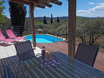 Cottage pour 6 personnes, avec terrasse ainsi que jardin et piscine, animaux acceptés à Cesseras