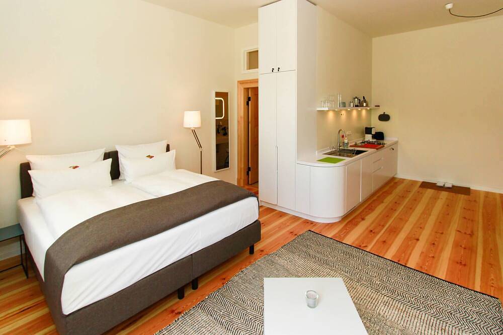 Ganze Wohnung, Ferienwohnung Zossen - Studio mit Zugang zur Bahnsteigterrasse in Jüterbog, Teltow-Fläming