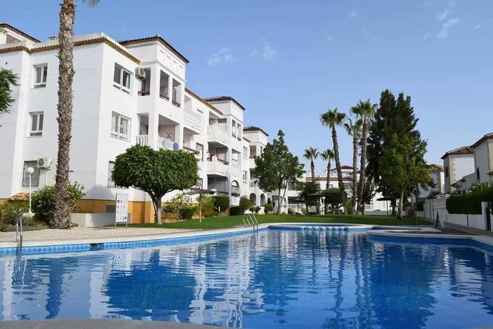 Apartamento de vacaciones para 4 personas, con piscina para niños y vistas además de piscina y jardín - 1