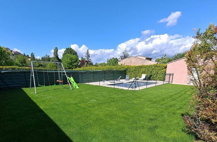 Location de vacances pour 6 personnes, avec jardin ainsi que bassin pour enfant et piscine à Dauphin (homonymie)