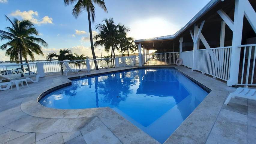 Gîte pour 2 personnes, avec jardin ainsi que terrasse et piscine dans Nettlé Bay - 2