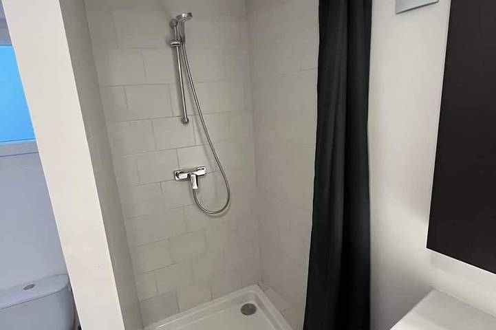 Apartamento entero, Alquiler-Clásico-Baño privado con ducha-Vista al Jardín-Chez Polo in Saint-Denis, Sena-Saint Denis