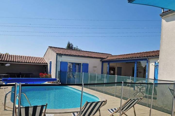 Location de vacances pour 10 personnes, avec piscine à Saint-Pierre-le-Vieux (Vendée)