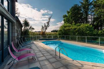 Hôtel pour 2 personnes, avec terrasse ainsi que piscine et jardin à Minihy-Tréguier