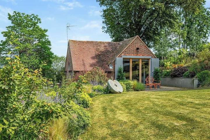 Log cabin for 2 people, with garden in Surrey