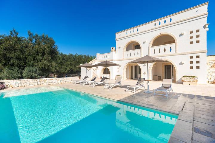 Agriturismo per 8 persone, con piscina e balcone nonché giardino, adatto a famiglie con bambini ad Ostuni