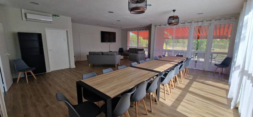 Gîte pour 29 personnes, avec jardin à Bonnard