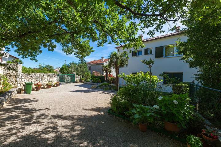 Ganze Wohnung, Hundefreundliches Apartment nur 500 Meter zum Strand mit mediterraner Terrasse in Crikvenica, Primorje-Gorski Kotar