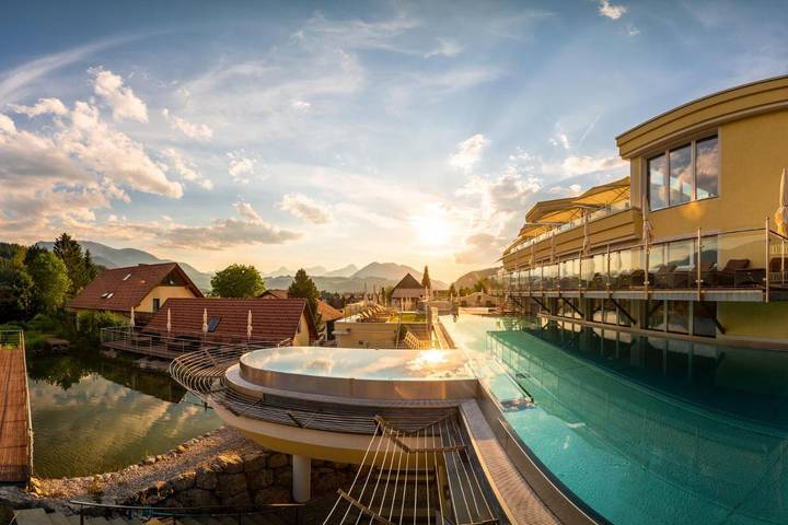 Hotel, mit Whirlpool und Terrasse sowie Garten und Kinderpool in Windischgarsten