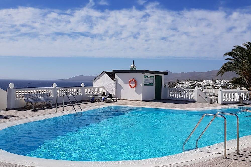 Entire apartment, Modern apartment ,stunning sea and mountain views in the old town. Wifi and pool in Puerto del Carmen, Tías