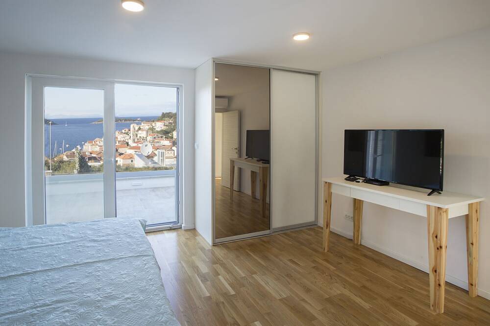 Villa Topaz – Panoramic Sea View with Private Heated Pool in Vis Town, Vis (Dalmatia)