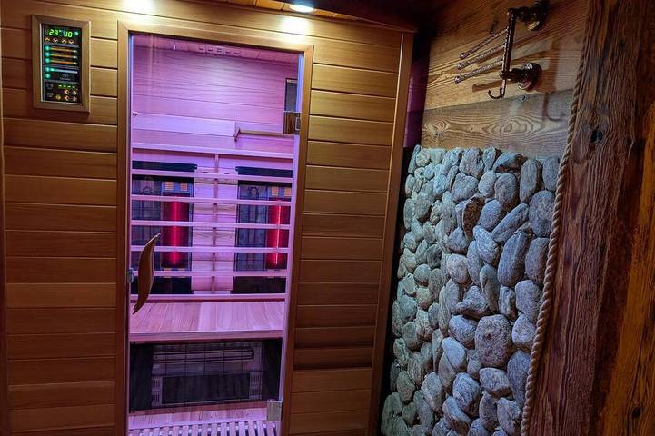 Chalet für 4 Personen, mit Balkon und Whirlpool sowie Sauna und Garten