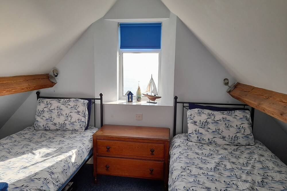 Entire apartment, A  2-bedroom seafront apartment in a large detached property on seafront in Woolacombe, Devon