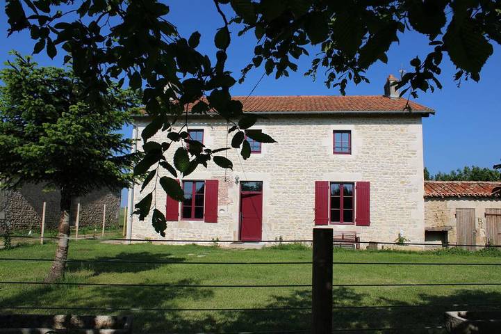 Gîte pour 7 personnes, avec jardin à Pleuville