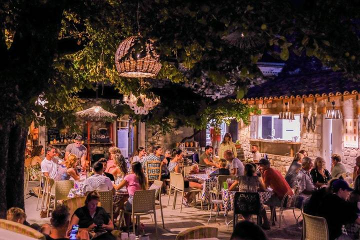 Camping pour 10 personnes, avec Terrasse et Piscine