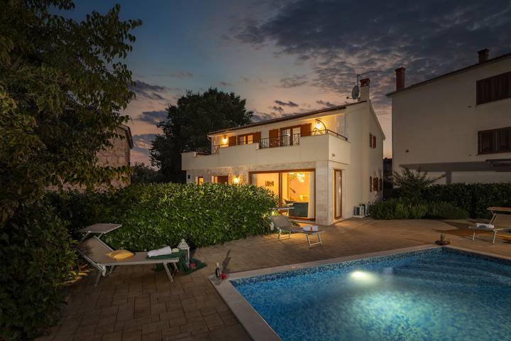 Ferienhaus für 5 Personen, mit Balkon und Terrasse sowie Pool