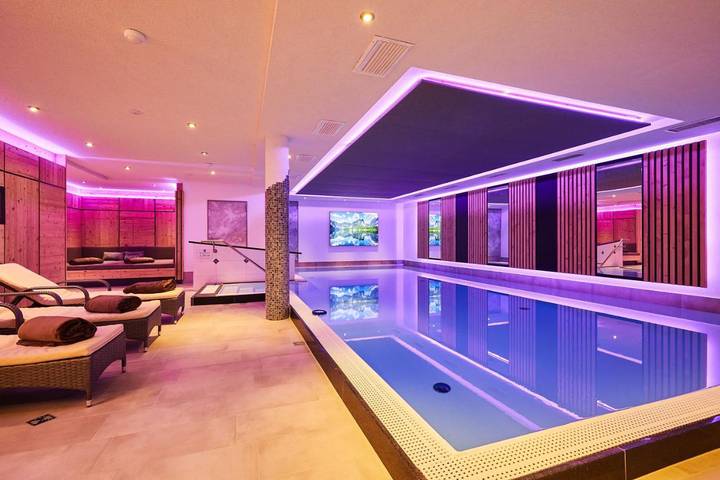 Hotel, mit Balkon und Whirlpool sowie Terrasse und Garten