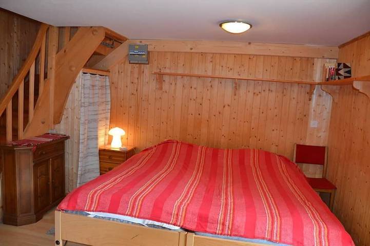 All'esterno : Mazot su 2 piani, per 2-4 persone, balcone su 3 lati al piano superiore e bellissima t in Saint Luc, Anniviers